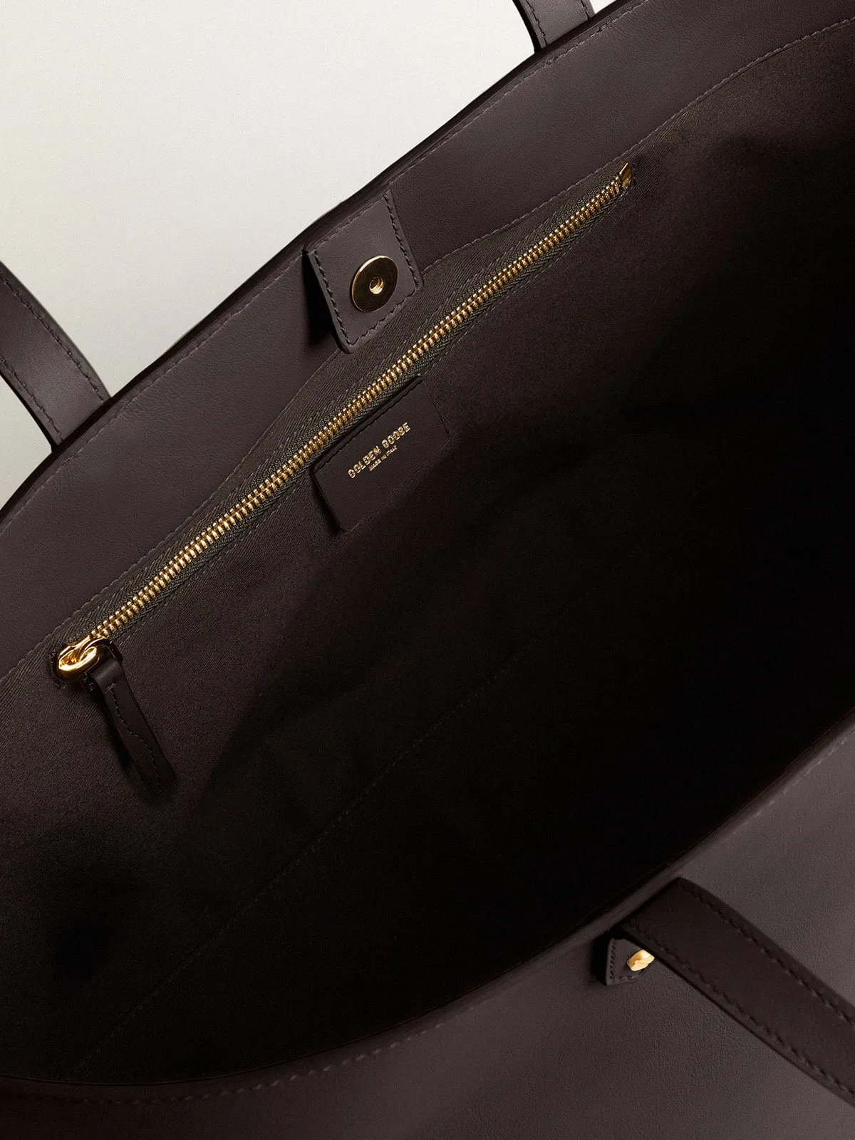 Pasadena Bag noir en cuir lisse avec logo doré | Golden Goose